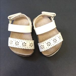 Children’s please white sandal size 0 to 3 month